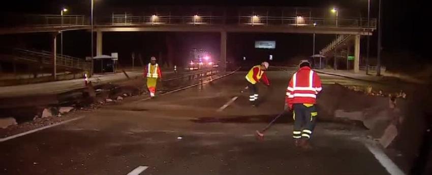 Bus colisiona a vehículo menor y choca contra una barrera en Ruta 68: Conductor se dio a la fuga