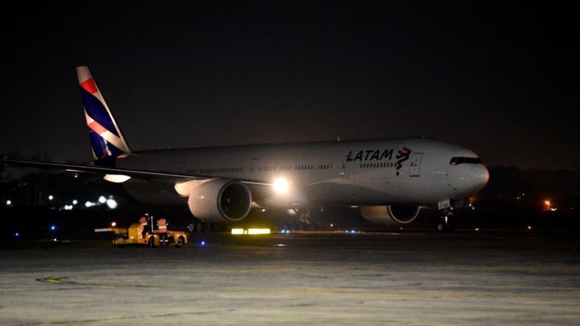 Momentos de terror: avión desde Santiago a Paraguay aterriza sin un motor y la "nariz" destrozada