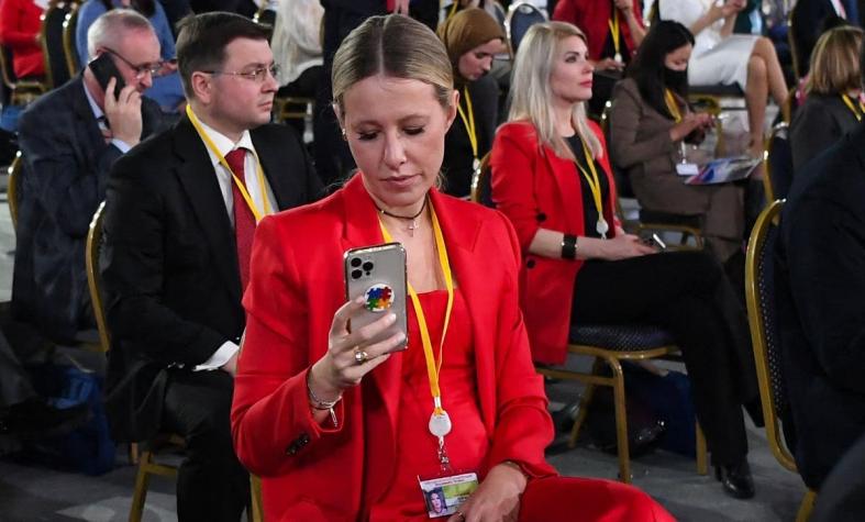Supuesta ahijada de Putin, apodada la 'Paris Hilton rusa', huyó del país tras una redada