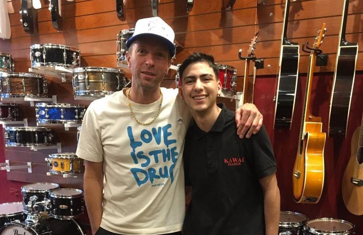 Chris Martin sorprende a vendedores de tienda en Argentina: compró guitarra y les regaló entradas