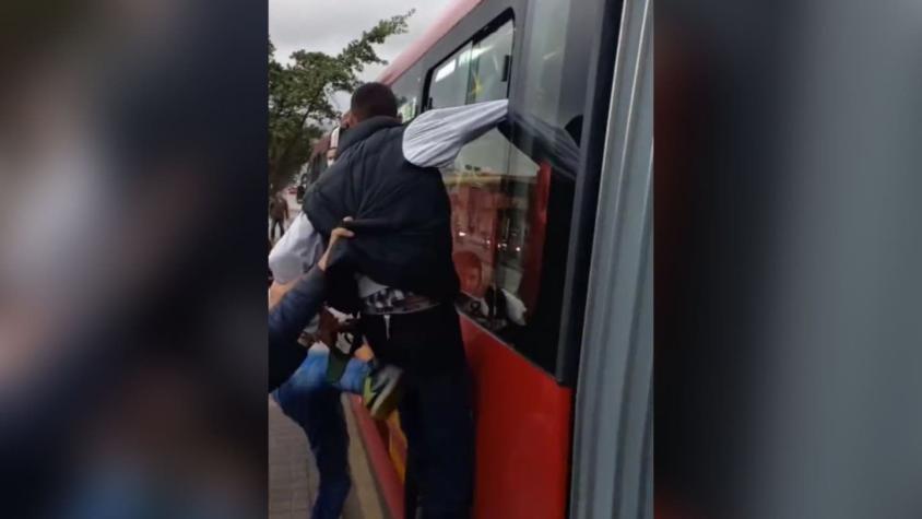 VIDEO | Ladrón quedó colgado de una micro y terminó siendo golpeado y asaltado