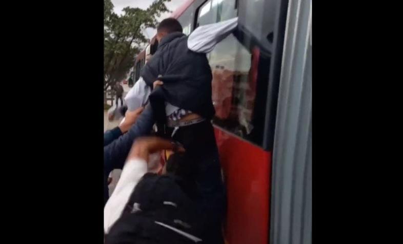 Ladrón intentó robar en bus y quedó colgando de este: Lo golpearon y se llevaron su teléfono