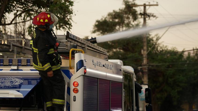 Incendio en campamento de Cerro Navia deja a tres familias con sus viviendas completamente dañadas