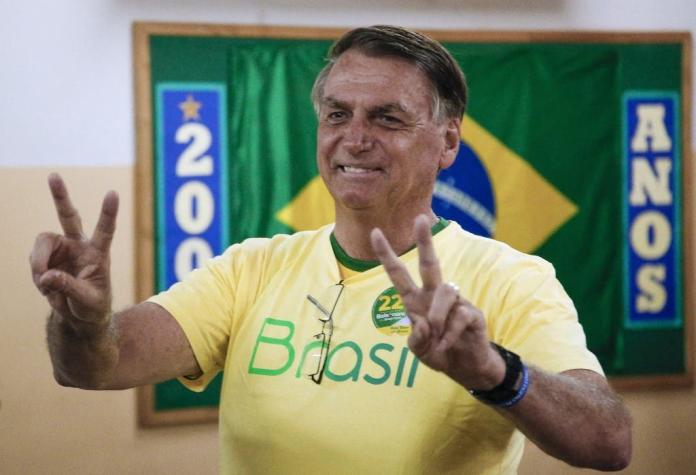"Hoy saldremos victoriosos", dice Bolsonaro al votar en Brasil