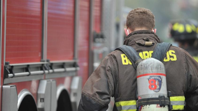 Incendio que afectó a fábrica de productos metálicos obligó a evacuar un edificio en La Cisterna