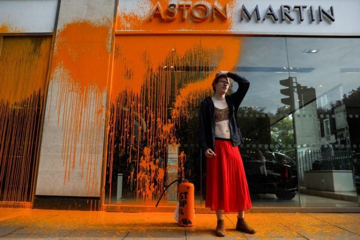 [VIDEOS] Activistas ecologistas pintan de naranja edificios emblemáticos de Londres