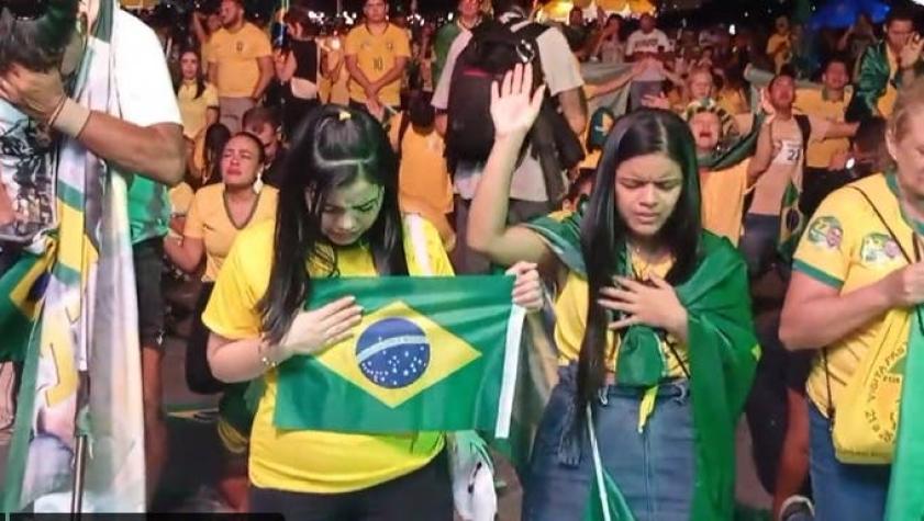 [VIDEO] Seguidores de Bolsonaro rezan de rodillas tras la derrota ante Lula por la presidencia