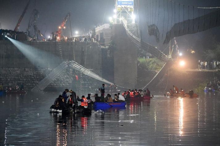 [VIDEO] Revelan momento exacto en que colapsa puente en India: Hay 141 muertos