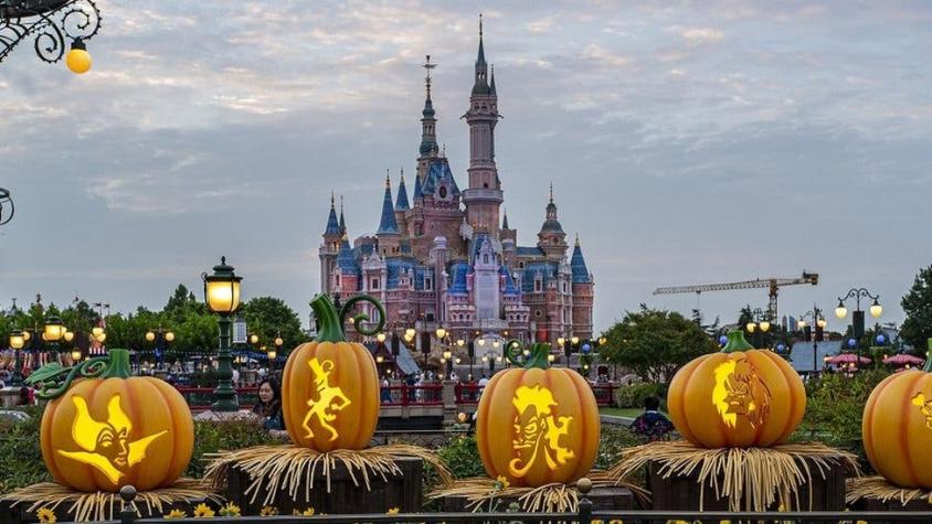 Turistas quedan encerrados en el parque Disney de Shanghái por la política "cero covid" de China