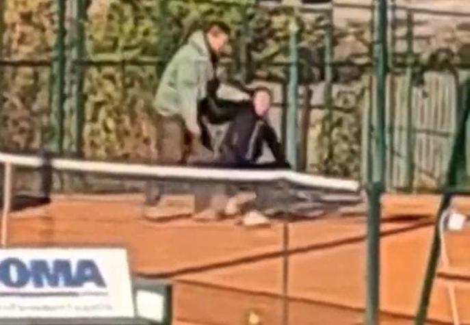 Indignante: Hombre agarra a patadas a su hija de 14 años por no esforzarse en entrenamiento de tenis