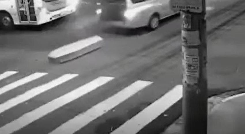 [VIDEO] Ataúd con un cuerpo cae en medio de la calle en Brasil y es atropellado por bus