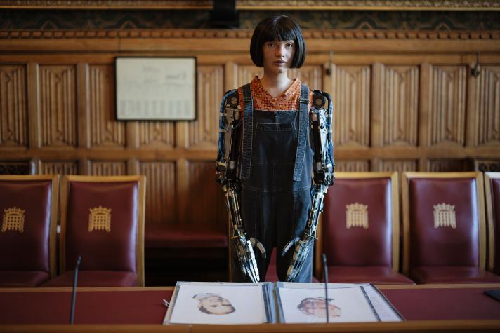 Ai-da: El robot humanoide que habló de arte con legisladores del Parlamento británico