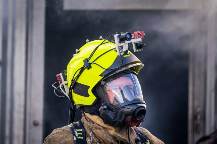 Crean casco con Inteligencia Artificial para bomberos: Permitiría ver entre el humo y la oscuridad
