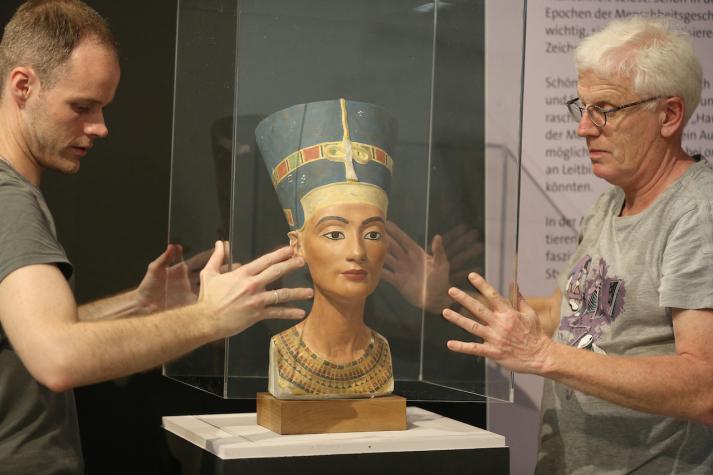 Arqueólogos aseguran que encontraron la tumba de Nefertiti, reconocida faraona de Egipto