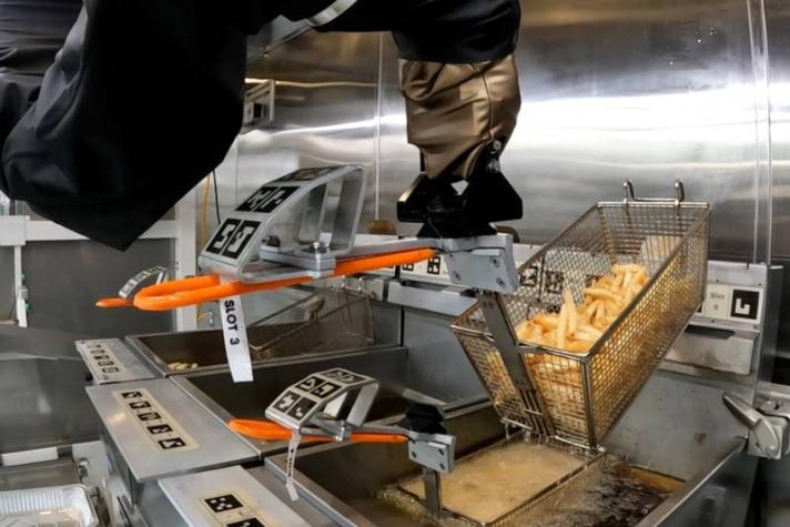 Desarrollan Inteligencia Artificial que cocina papas fritas: Ya trabaja en Estados Unidos