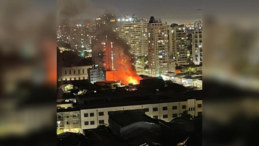 Gigantesco incendio afecta a cité ubicado en Santiago Centro