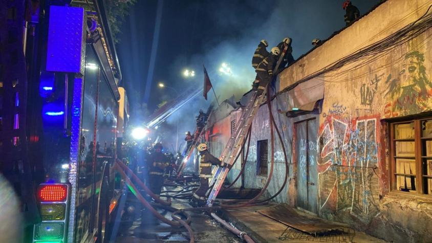 Incendio que afectó a cité en Santiago Centro deja una mujer fallecida y dos bomberos lesionados