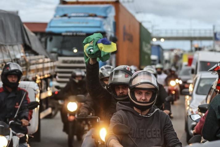 Manifestantes bloquean carreteras en Brasil por segundo día tras derrota de Bolsonaro