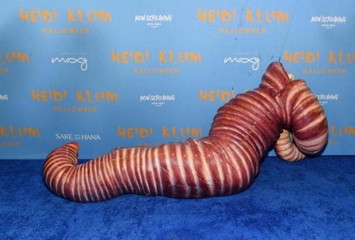 [FOTOS] La reina de Halloween: Heidi Klum sorprende con un hiperrealista disfraz de gusano
