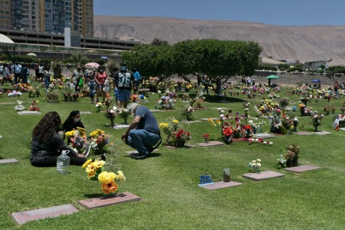 [VIDEO] Día de Todos los Santos: Chilenos escriben mensajes a familiares fallecidos