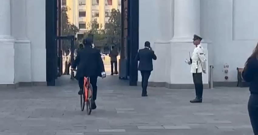 VIDEO | Presidente Boric se fue de La Moneda andando en bicicleta