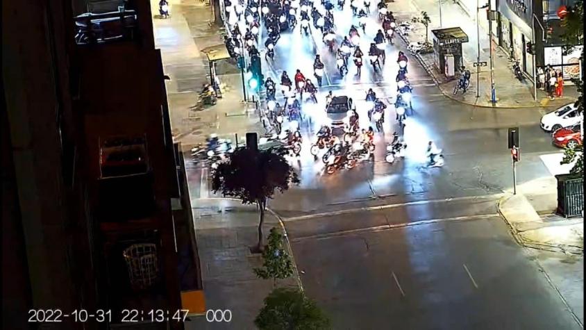 [VIDEO] Indignación de vecinos por caravana ilegal de motos en Santiago