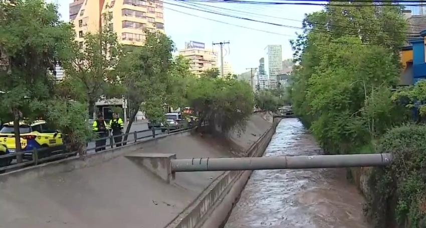 Bomberos busca a persona que cayó al canal San Carlos en Providencia