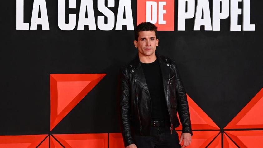 Ni Colo Colo ni la U: actor de "La Casa de Papel" posa con la camiseta de un protagonista del torneo