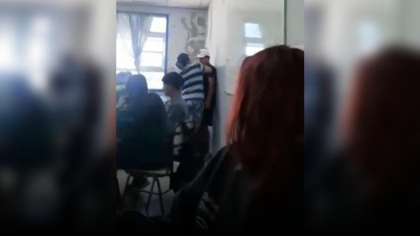 "¿Quiénes son?": Madre golpea ante otros alumnos a joven que acusa de hacerle bullying a su hijo