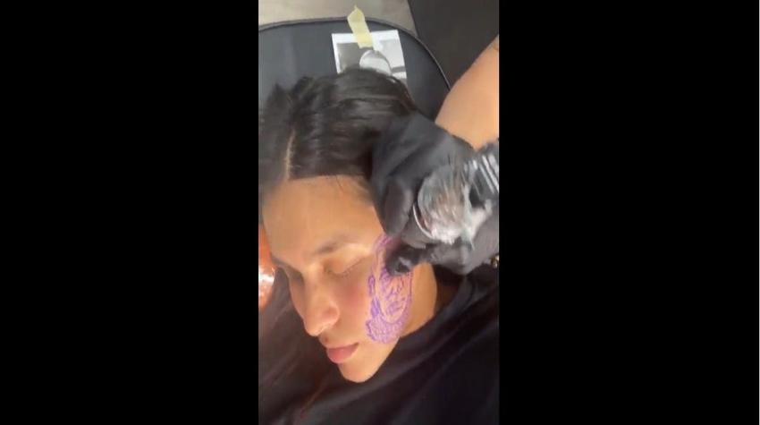 Mujer se tatúa en los pómulos el rostro de su pareja que le había sido infiel