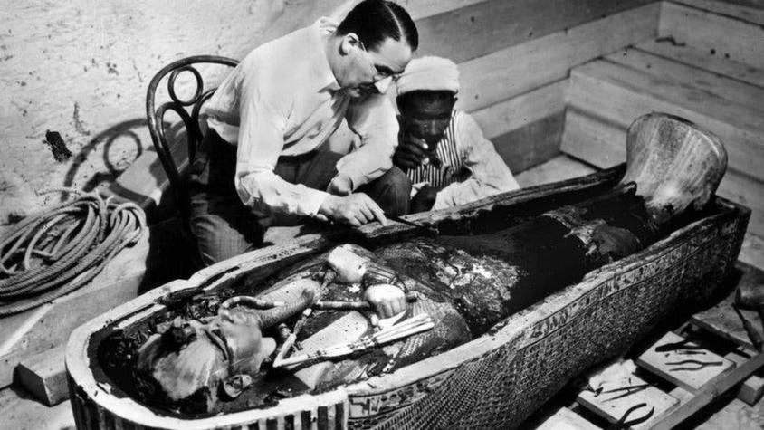 Quién fue Howard Carter, el responsable de convertir a Tutankamón en una celebridad de escala global