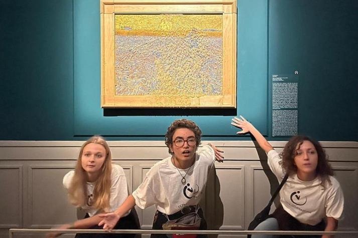 Activistas arrojan sopa de guisantes a un cuadro de Van Gogh expuesto en Roma