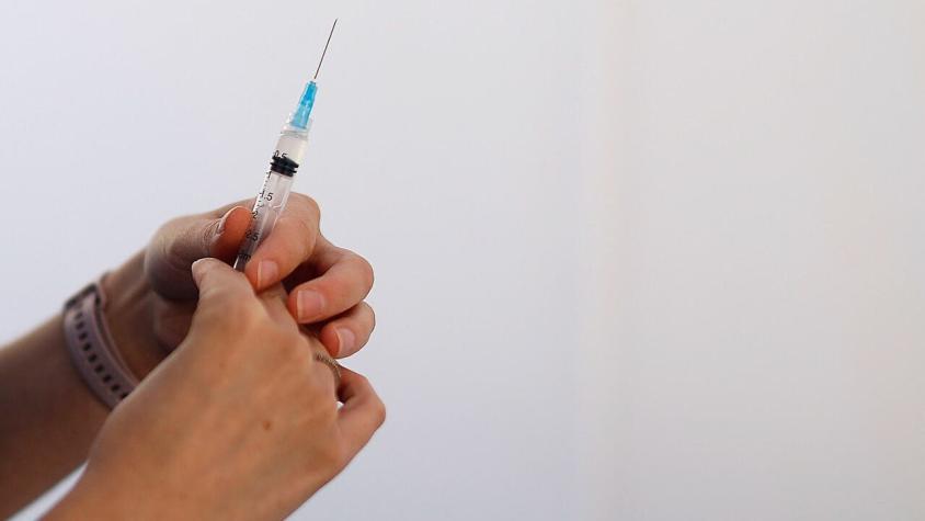 Vacunación anual contra el COVID-19 se extiende a personas desde los 70 años