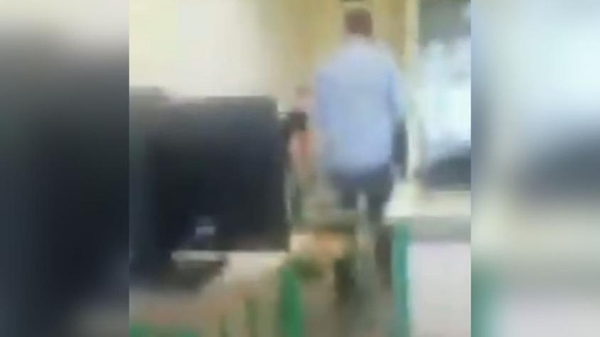 VIDEO | Suspenden a profesor que golpeó en el estómago a alumno que se burlaba de él
