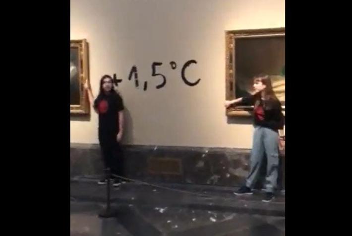 Nuevo ataque a obras: Activistas pegan sus manos a marco de pinturas de Goya