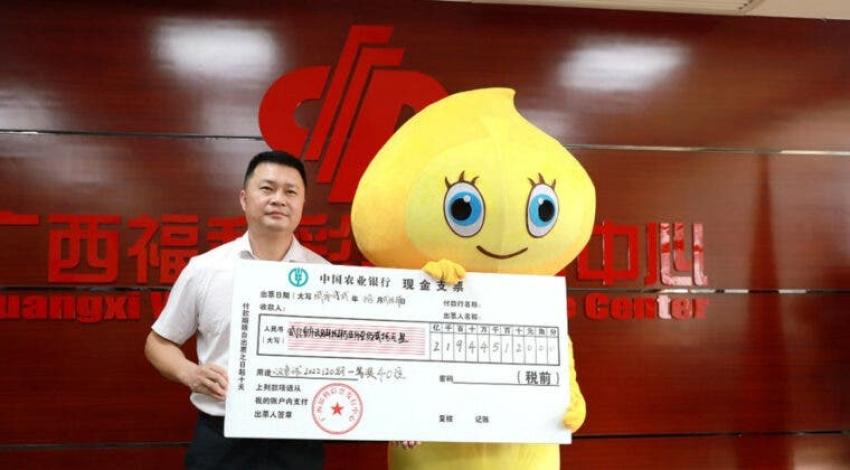 China: Hombre gana Lotería y recibe el premio disfrazado para que su familia no se entere