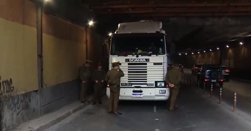 Camión queda atrapado en paso bajo nivel Los Leones en Providencia: reportan alta congestión