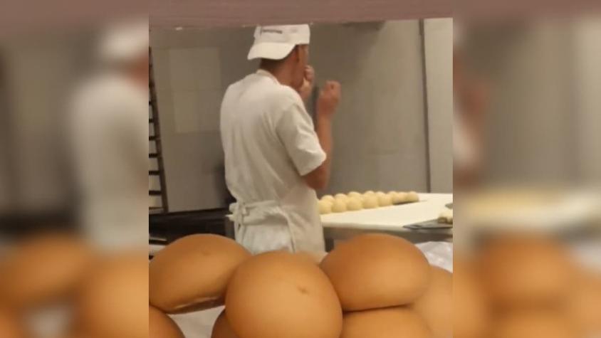 Captan a panadero lamiendo pan al interior de un supermercado en Antofagasta