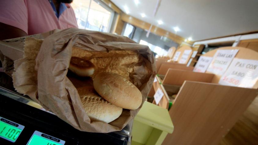"Totalmente fuera de nuestros estándares": Unimarc entrega versión por caso de panadero lamiendo pan