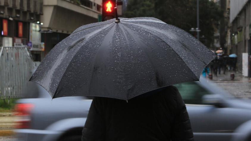 Pronostican lluvia para este miércoles (y otros días de esta semana) en la Región Metropolitana