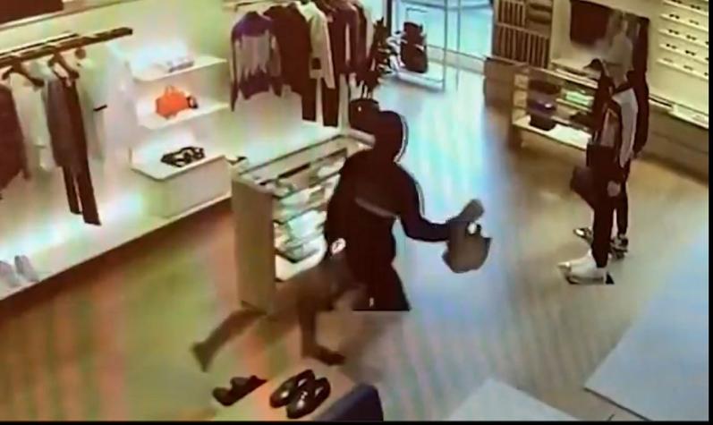 Ladrón intenta robar tienda de lujo y termina inconsciente tras chocar con un ventanal