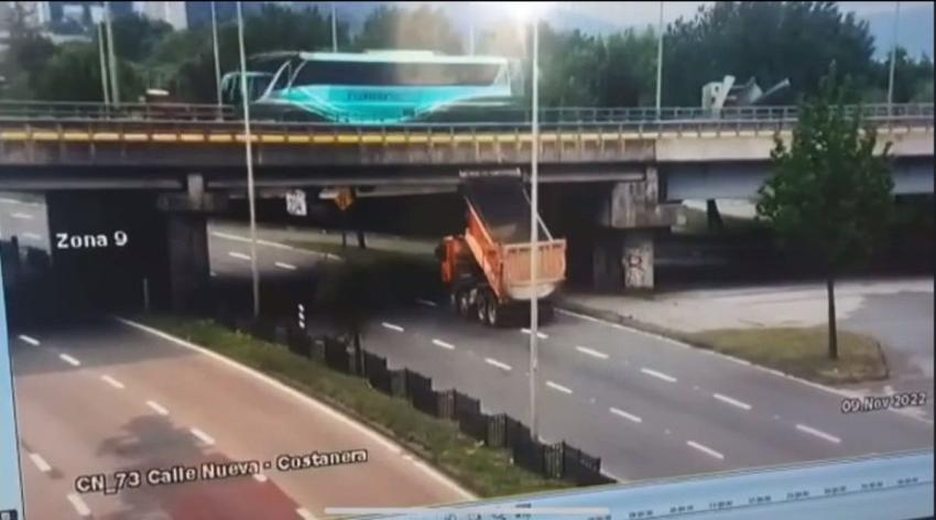 VIDEO | Camión con tolva levantada choca contra el puente Llacolén en Concepción
