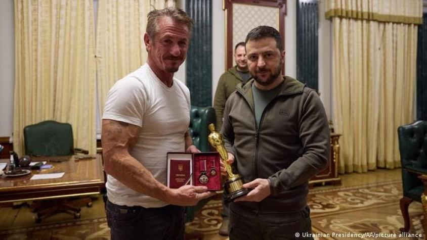 Actor Sean Penn entrega a Zelenski su Oscar como símbolo de fe en la victoria de Ucrania