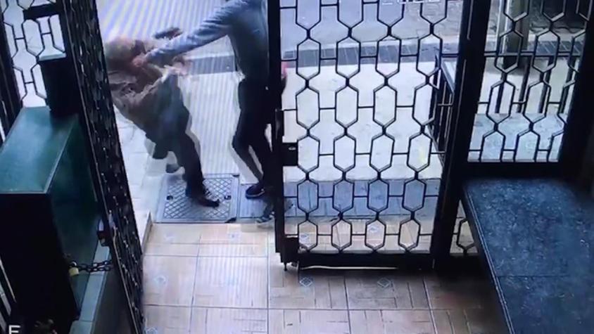 [VIDEO] Brutal golpiza: Adulto mayor fue asaltado en plena calle en Viña del Mar