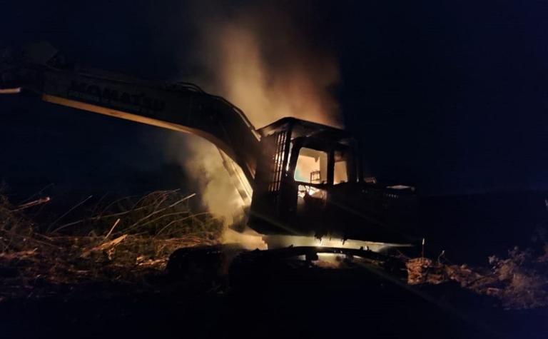 Dejaron lienzo contra Boric: Ataque incendiario termina con 4 maquinarias quemadas en Santa Bárbara
