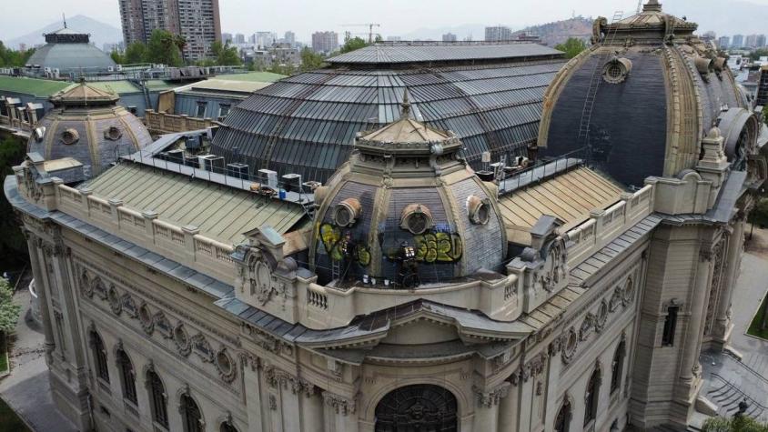 Museo Nacional de Bellas Artes realiza obras de limpieza de una de sus cúpulas para borrar rayados