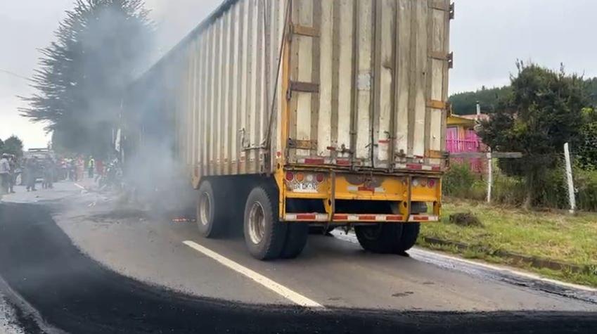 Encapuchados queman un camión al sur de Cañete