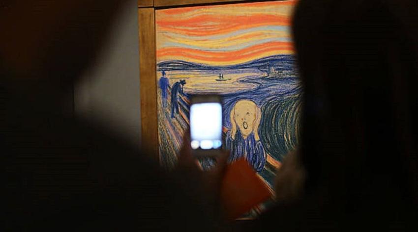 Militantes antipetróleo intentan pegar sus manos a "El Grito" de Munch en Oslo
