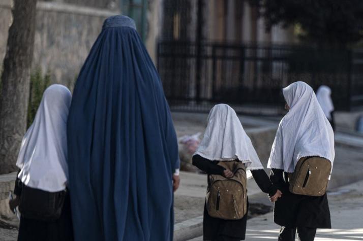 Afganistán: Talibanes prohiben gimnasios y baños públicos a las mujeres