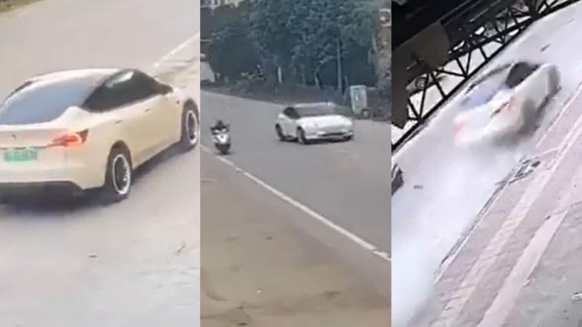 [VIDEO] Auto de Tesla pierde el control y mata a dos personas en China